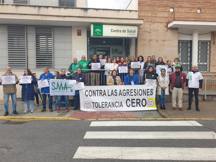Archivo - Imagen de archivo de una concentración contra las agresiones en el ámbito sanitario 