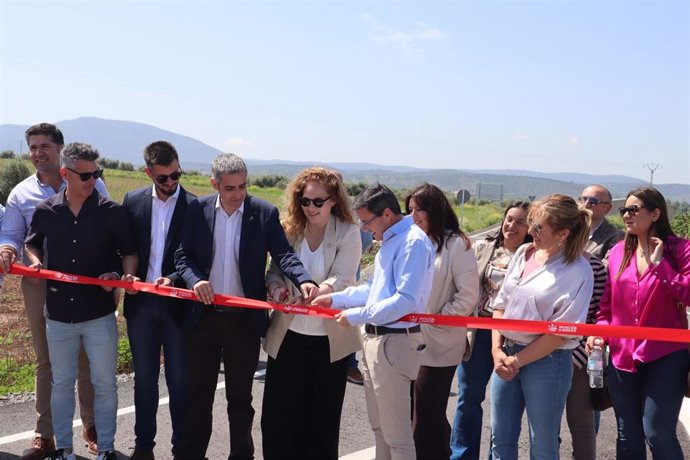 Autoridades en la inauguración de la variante que alivia de tráfico el casco urbano de Torre de Miguel Sesmero