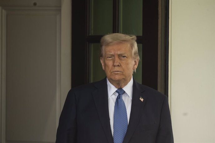 24 de abril de 2025, Washington, Distrito de Columbia, EUA: O presidente dos Estados Unidos, Donald J. Trump, se prepara para cumprimentar o primeiro-ministro Jonas Gahr Store, do Reino da Noruega, ao chegar à Casa Branca em Washington, DC, na quinta-feir