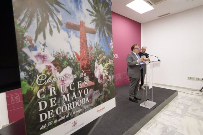 Julián Urbano presenta el Concurso de Cruces de Mayo de Córdoba 2025, con 53 cruces y cartel realizado por el fotógrafo Juan Luis Seco Herrera.