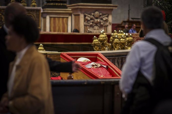 25 April 2025, Vatican, Vatican City: The body of the late Pope Francis rests in state at St. Peter's Basilica, following his death on Easter Monday at the age of 88. The Argentine pontiff, who served as the head of the Catholic Church from 2013, leaves b