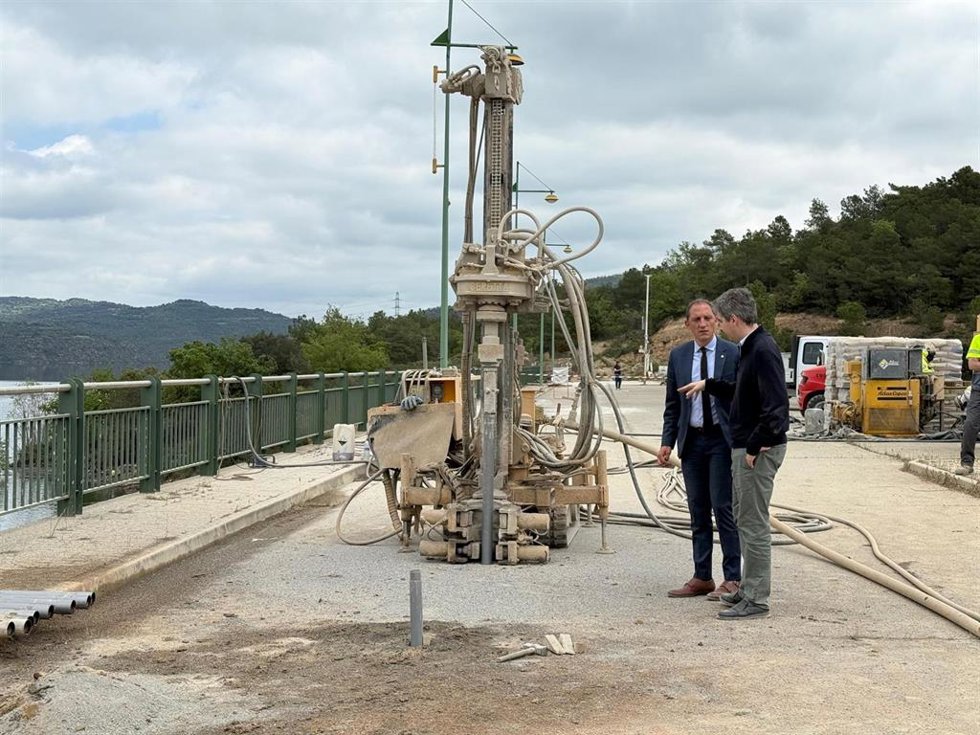 El director técnico de la Confederación Hidrográfica del Ebro, Ramón Lúquez, acompañado del subdelegado del Gobierno en Lleida, José Crespín, en la visita
