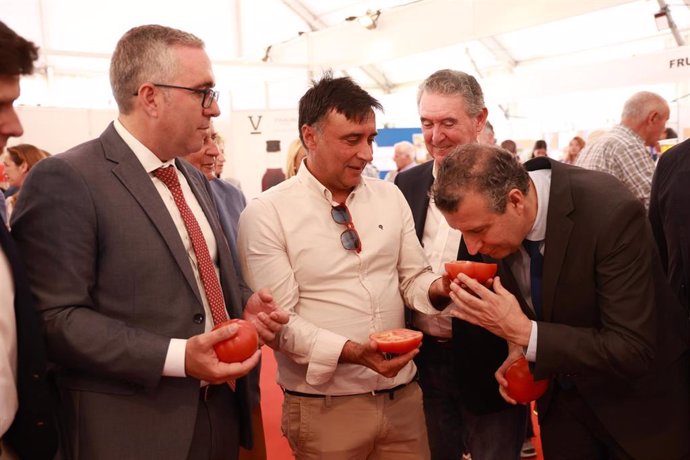 El presidente de la Diputación de Sevilla, Javier Fernández y el alcalde de la localidad, Juan Manuel Valle Chacón, en la Feria Agroganadera y de la Gastronomía de Los Palacios y Villafranca.