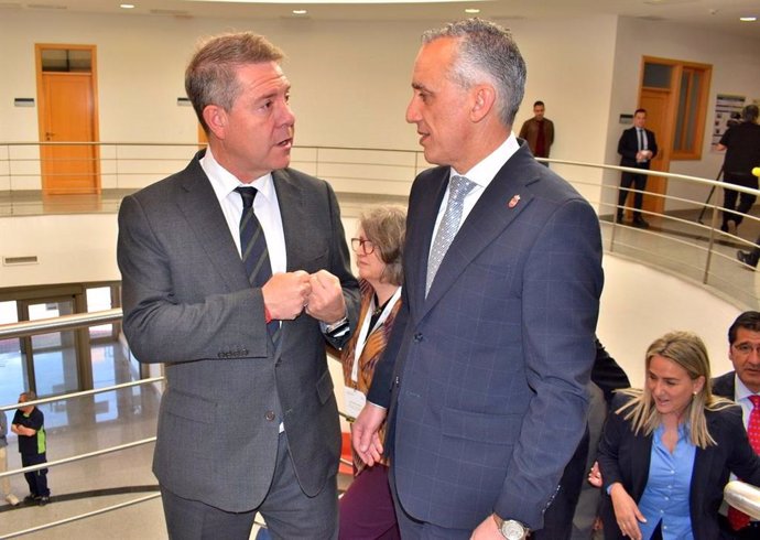 El presidente de C-LM, Emiliano García-Page, y el alcalde de Puertollano, Miguel Ángel Ruiz.