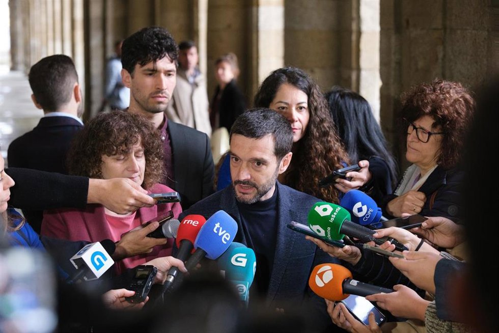 El ministro de Consumo, Pablo Bustinduy, y la alcaldesa de Santiago, Goretti Sanmartín, en atención a los medios, a 25 de abril de 2025.