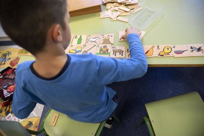 Archivo - Niño juega en un centro educativo.