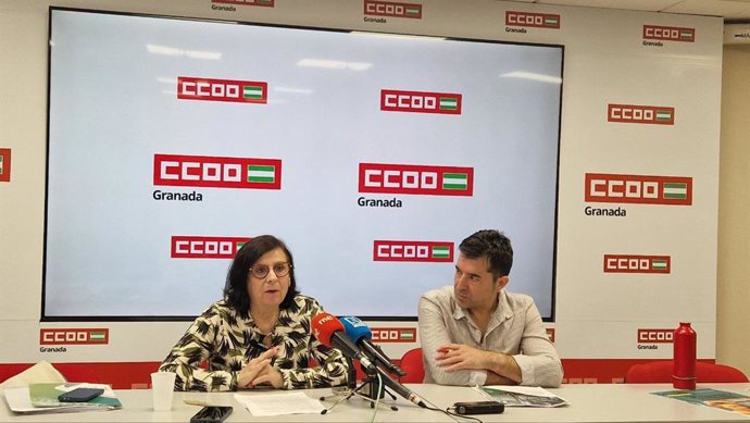 María José López Garrido y Daniel Mesa, de CCOO, en la sede del sindicato en Granada