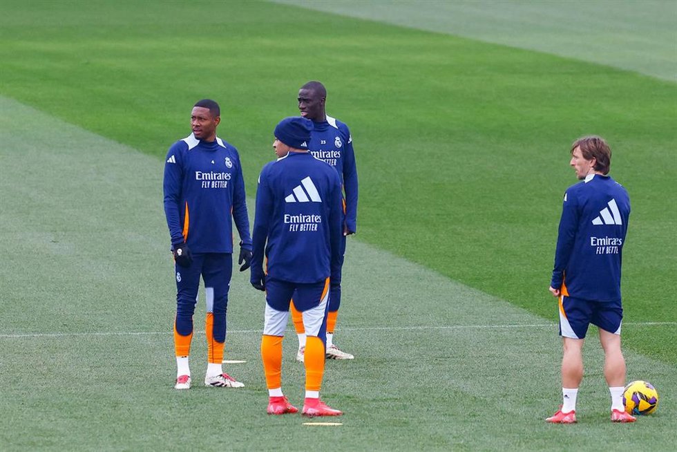 Archivo - David Alaba, Ferland Mendy, Kylian Mbappé y Luka Modric, durante un entrenamiento del Real Madrid en Valdebebas.