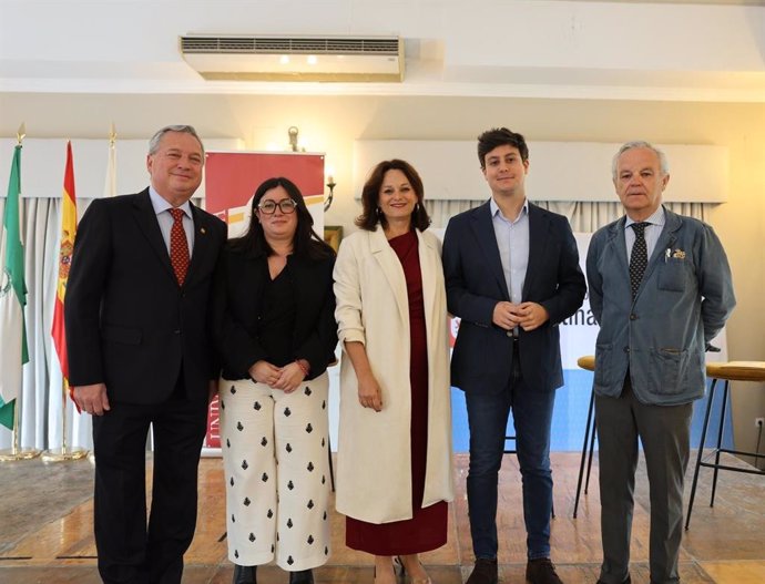 Diputación apoya la oferta socioeducativa del aula de la experiencia en el encuentro provincial en Espartinas.