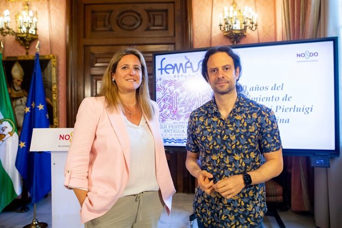 La edil de Cultura y el músico Fami Alqhai, director del FeMÀS