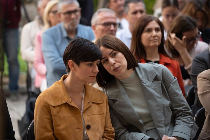 La ministra d'Habitatge i Agenda Urbana, Isabel Rodríguez (i) i la ministra de Ciència i Innovació, Diana Morant (d), durant una trobada amb els alcaldes i alcaldesses dels municipis afectats per la dana a València.