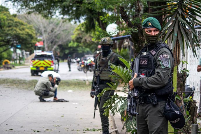 Archivo - Arquivo - 8 de novembro de 2024, Jamundi, Valle Del Cauca, Colômbia: Membros do grupo de criminalistas da polícia nacional da Colômbia coletam evidências e protegem a área de um explosivo remoto colocado em uma bicicleta em Jamundi, Colômbia, on
