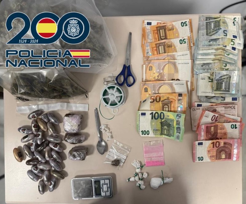 Droga y dinero intervenida a un portero de un bloque de Granada.