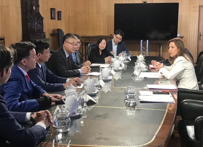 Una delegación de Grupo Juneyao, encabezada por el presidente ejecutivo, Gao Binghua, mantiene una reunión de trabajo liderada por la alcaldesa de Zaragoza, Natalia Chueca, en el Ayuntamiento de la capital aragonesa