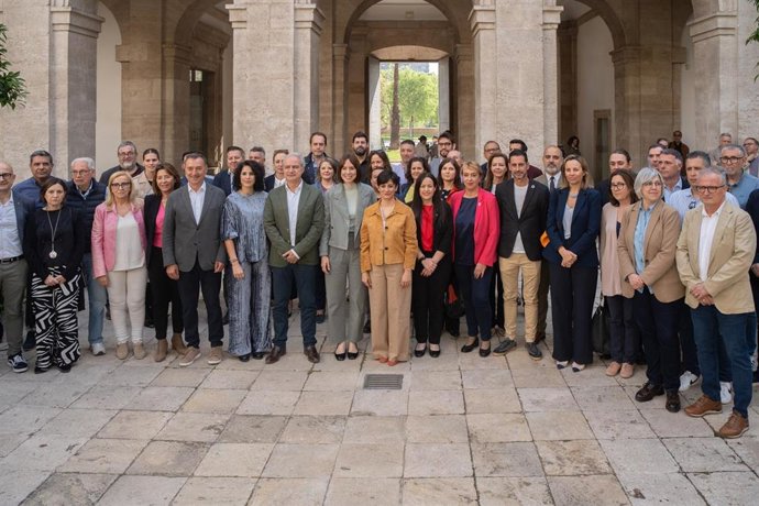 El alcalde de Utiel, Ricardo Gabaldón (6i); la ministra de Ciencia e Innovación, Diana Morant (7i); la ministra de Vivienda y Agenda Urbana, Isabel Rodríguez (8i) y la alcaldesa de Catarroja, Lorena Silvent (9i), con los alcaldes de la dana en València.