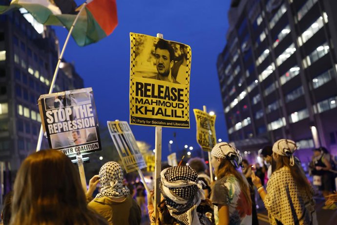 14 de abril de 2025, Washington, Distrito de Colúmbia, EUA: Manifestantes pró-palestinos se reúnem em frente ao prédio do ICE em Washington, D.C., exigindo a liberdade de Mahmud Khalil e de todos os que foram alvos de ataques por se manifestarem contra o 