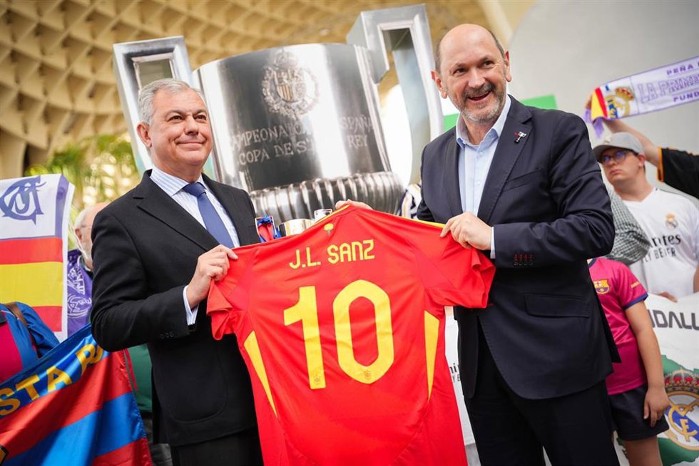 El alcalde de Sevilla, José Luis Sanz, y el presidente de la RFEF, Rafael Louzán, durante un acto en el Área Fair Play' con motvio de la final de la Copa del Rey 2024-2025