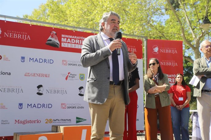 El presidente del CSD, José Manuel Rodríguez Uribes, asiste a la VI MiniMaratón Madrid Nebrija con 4.000 jóvenes corredores en El Retiro.