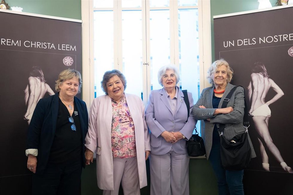(I-D) Las abogadas de Atocha, Lola González, Cristina Almeida, Francisca Sauquillo y Manuela Carmena posan antes de comenzar el acto de entrega del premio Christa Leem 2025, en el Hotel Oriente, a 25 de abril de 2025, en Barcelona, Catalunya (España). E