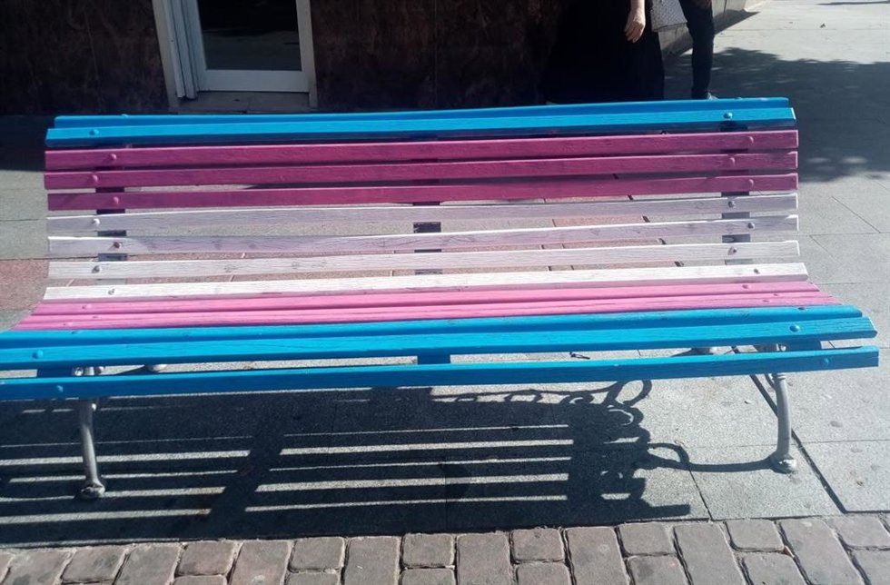 Archivo - Un banco con los colores de la bandera trans