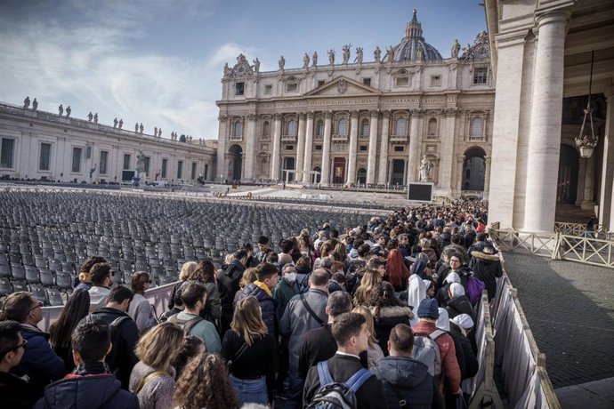 Archivo - 04 January 2023, Vatican, Vatican City: Faithful stand in St. Peter's Square to bid farewell to the body of the late Pope Emeritus Benedict XVI, who is laid out in public in St. Peter's Basilica. Photo: Michael Kappeler/dpa