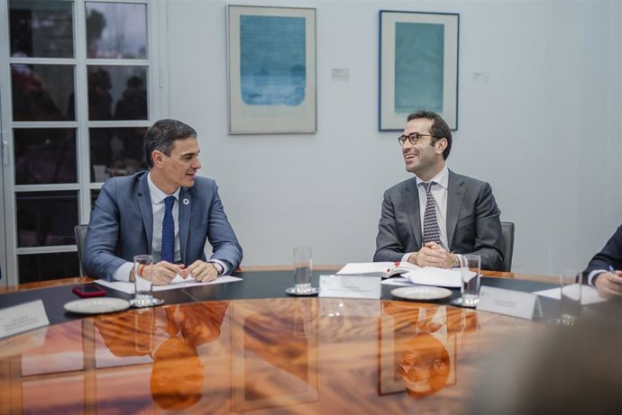 Archivo - El presidente del gobierno, Pedro Sánchez y el ministro de Economía, Carlos Cuerpo. 