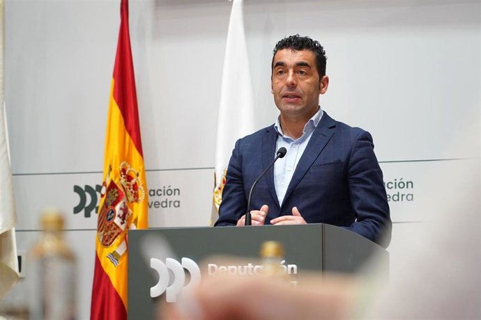 El presidente de la Diputación de Pontevedra, Luis López, en rueda de prensa