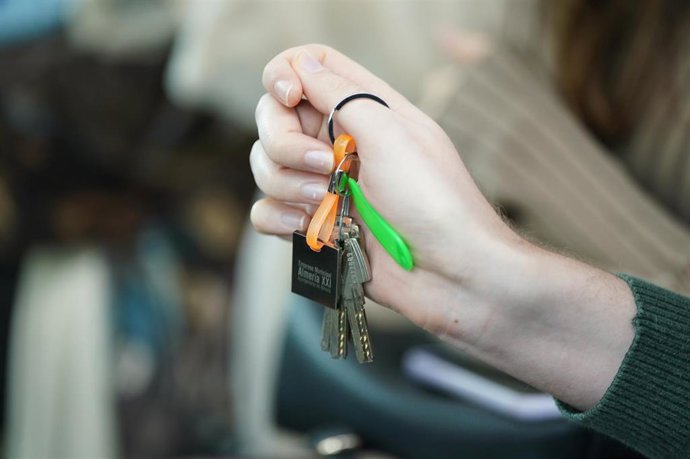 Archivo - Entrega de llaves de vivienda en alquiler