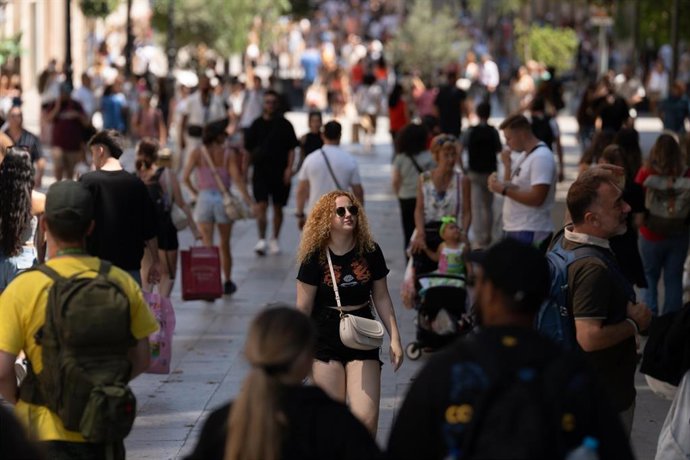 Archivo - (Foto De ARCHIVO) Decenas De Personas Caminan Por El Centro De Barcelona    David Zorrakino / Europa Press 05 JULIO 2024;RECURSOS;MULTITUD;GENTE;MULTITUDES;AGLOMERACIÓN;CATALUÑA;BARCELONA;CENTRO;CIUDAD;TURISMO;VISITANTES;TURISTAS;PERSONAS 05/7/2