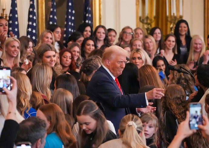 Archivo - 5 de fevereiro de 2025, Washington, Distrito de Columbia, EUA: O presidente DONALD TRUMP assinou uma ordem executiva pedindo o fim dos atletas transgêneros nos esportes em 5 de fevereiro de 2025. Trump também disse que não haverá emissão de vist