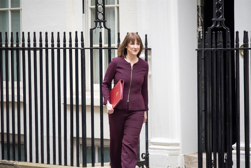 La ministra de Economía de Reino Unido, Rachel Reeves, a su salida de Downing Street en dirección al Parlamento en marzo de 2025
