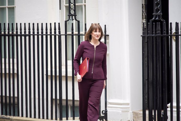 26 de março de 2025, Londres, Reino Unido: A Chanceler do Tesouro, Rachel Reeves, deixa sua residência em Downing Street em direção às Casas do Parlamento para apresentar a Declaração Orçamentária da Primavera. O Prime Minister's Questions é uma convenção