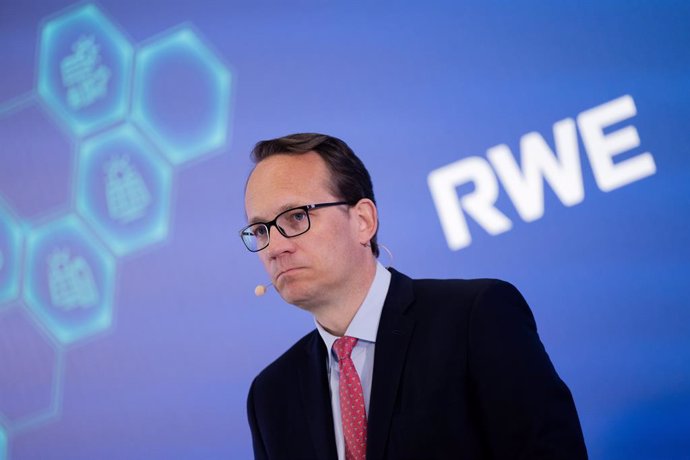 Archivo - Arquivo - 20 de março de 2025, Renânia do Norte-Vestfália, Essen: Markus Krebber, CEO da RWE AG, em pé no campus durante a coletiva de imprensa anual da empresa de energia. Foto: Rolf Vennenbernd/dpa