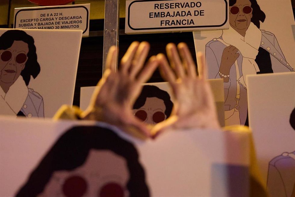 Archivo - Varias personas sostienen un cartel con la imagen de Gisle Pelicot, durante la concentración feminista en apoyo a Gisle Pelicot, ante la embajada de Francia, a 19 de diciembre de 2024, en Madrid (España). 