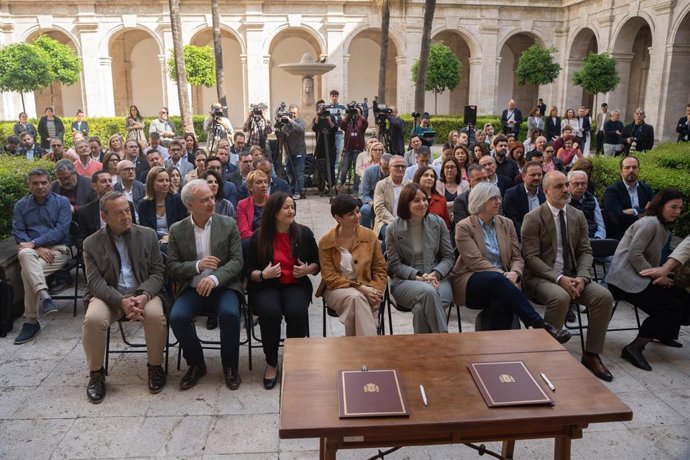 La ministra de Vivienda y Agenda Urbana, Isabel Rodríguez (4i) y la ministra de Ciencia e Innovación, Diana Morant (5i), durante un encuentro con los alcaldes y alcaldesas de los municipios afectados por la dana en València.