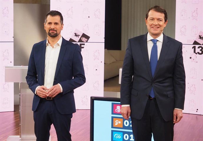 Archivo - Luis Tudanca y Alfonso Fernández Mañueco  posan en la sede de las Cortes de Castilla y León para participar en el primer debate electoral 