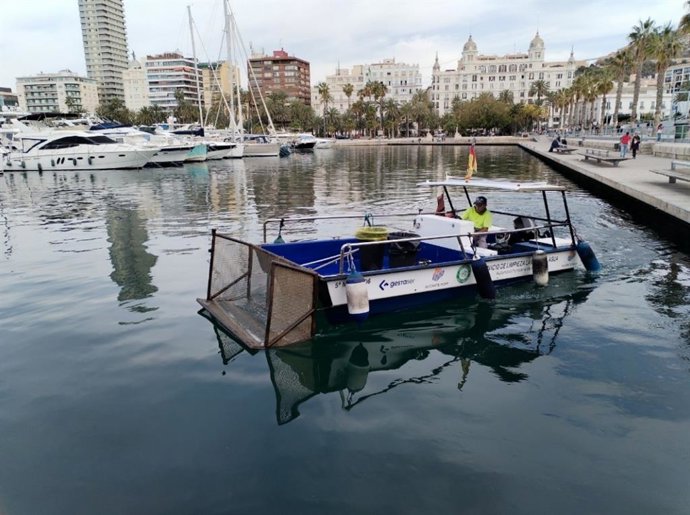 El Port d'Alacant incorpora un vaixell de propulsió amb deu hores d'autonomia per a netejar la làmina d'aigua