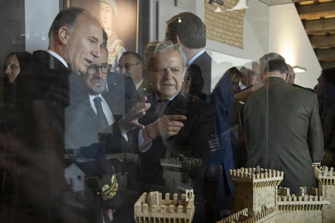 Fuentes (centro de la imagen), duante su visita a la exposición permanente que homenajea a Gonzalo Fernández de Córdoba, el Gran Capitán, en Montilla.