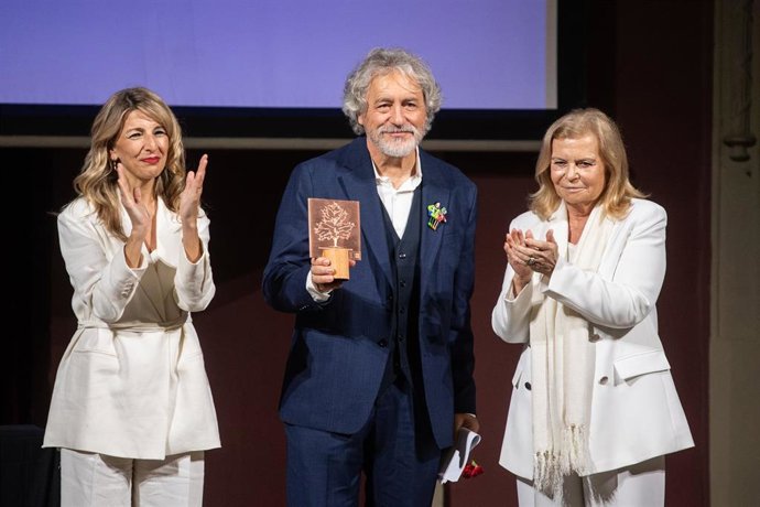 (I-D) La vicepresidenta segunda y ministra de Trabajo y Economía Social, Yolanda Díaz, el escritor y periodista Manuel Rivas y la académica de la RAE, Carme Riera, durante la clausura del acto de entrega del 'Premio CEDRO', a 25 de abril de 2025, en Madri