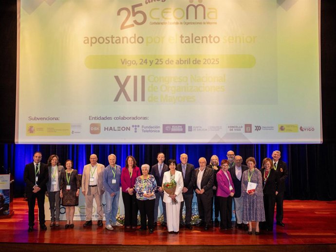 Foto de familia de la clausura del XII Congreso Nacional de CEOMA
