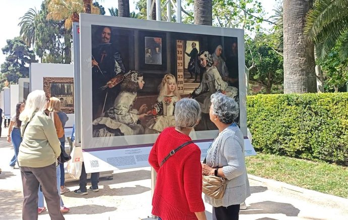 Dos mujeres observan una de las piezas que componen la exposición 'El Prado en las Calles' que ha llegado a los Jardines de Viveros de València.