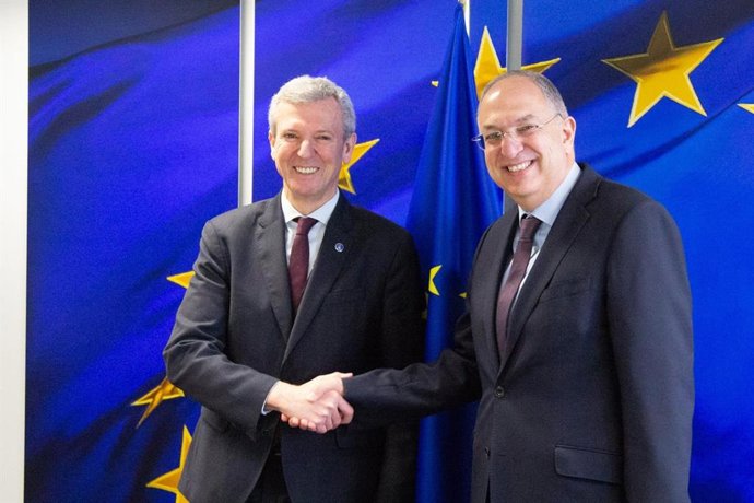 Archivo - El presidente de la Xunta, Alfonso Rueda, saluda al comisario de Pesca, Costas Kadis.