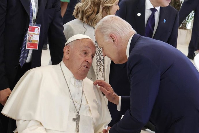 Archivo - 14 de junho de 2024, Puglia, Itália: O presidente dos EUA, Joe Biden, à direita, cumprimenta o Papa Francisco, durante uma sessão especial da Cúpula do G7 no resort Borgo Egnazia, em 14 de junho de 2024, em Savelletri di Fasano, Itália. O Papa F