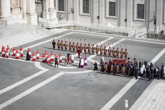Llegada del féretro del Papa Francisco I a la Basílica de San Pedro, a 23 de abril de 2025, en Ciudad del Vaticano.