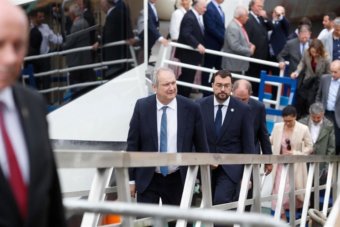 El ministro de Industria y Turismo, Jordi Hereu (i) y el presidente de Asturias, Adrián Barbón (d), llegan a un acto institucional por el centenario de Astilleros Gondán, en el Palacio de Figueras, a 25 de abril de 2025, en Figueras, Castropol, Asturias.