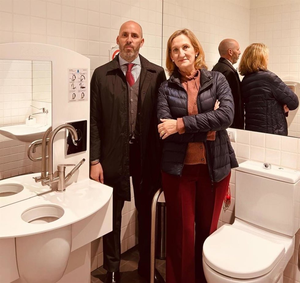 Eduardo Lucena con la secretaría general de Patrimonio Histórico y Documental, Mar Sánchez Estrella, en el baño adaptado para personas ostomizadas de la Biblioteca 'Grupo Cántico'.