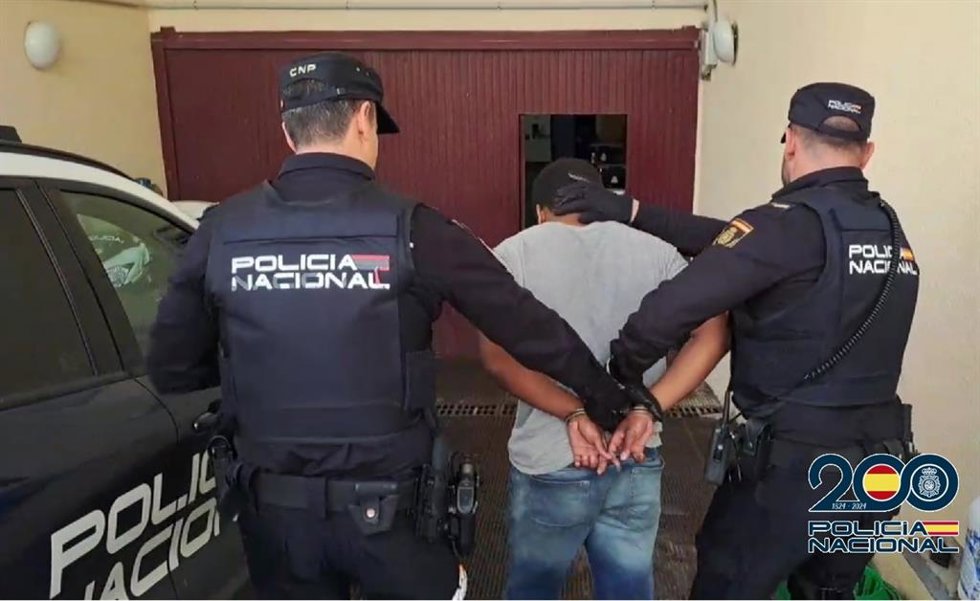 El arresto se ha producido este pasado jueves en el paseo marítimo de la localidad malagueña por parte de una patrulla adscrita a la Brigada Local de Seguridad Ciudadana de la Comisaría de Fuengirola.
