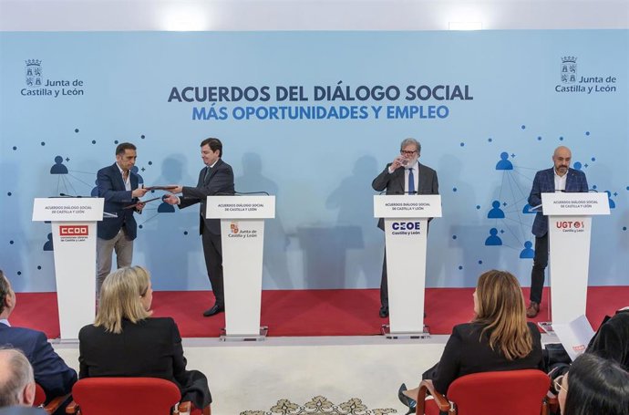 Mañueco firma los nuevos acuerdos del Diálogo Social con los representantes de CCOO, CEOE y UGT