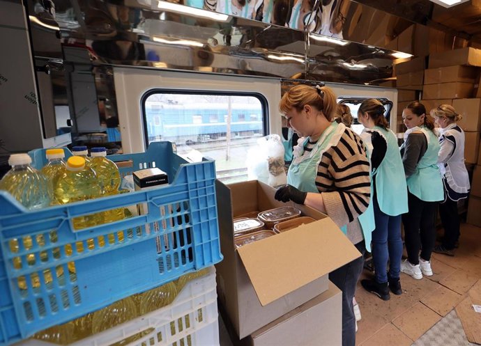 Archivo - Una mujer organiza comida para desplazados ucranianos (Archivo)