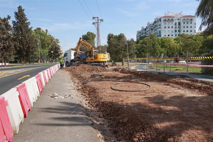 Archivo - Corte de tráfico en Montes Sierra y Luis Uruñuela por la obra del "tranvibús" de Sevilla Este